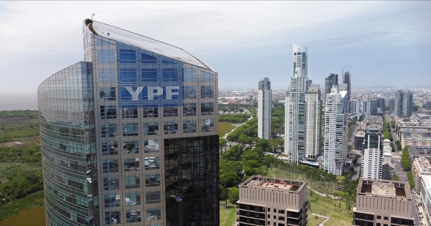 El directorio de YPF quiere aumentarse el sueldo a 70 millones por mes