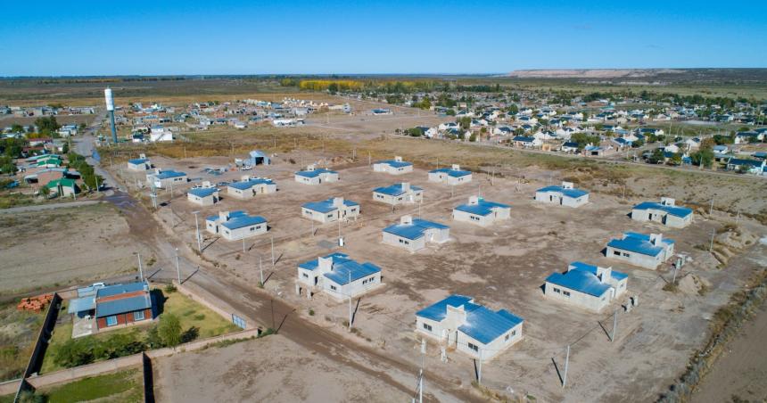 Autoridades del IPAV recorrieron la obra de viviendas en 25 de Mayo