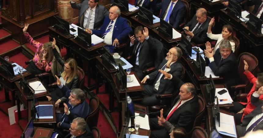 Ademaacutes del aumento de 165-en-porciento- los senadores se otorgaron un aguinaldo en sus dietas