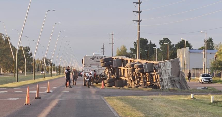 General Pico- un acoplado cargado de cereal cayoacute en un desaguumle