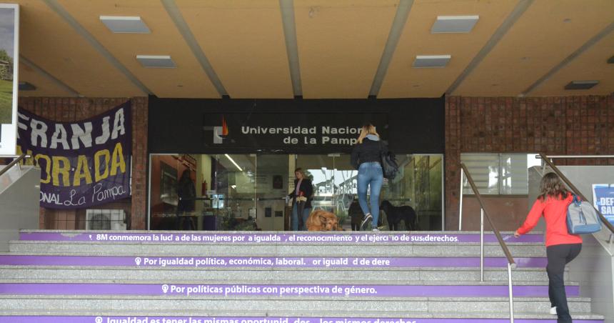 El PJ pampeano advierte que estaacute en riesgo el boleto estudiantil y la carrera de Medicina