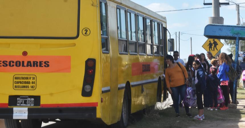 Vuelve a funcionar el transporte escolar- se destraboacute el conflicto