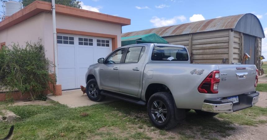 Robaron a mano armada 20000 doacutelares y una camioneta en un campo de Winifreda 