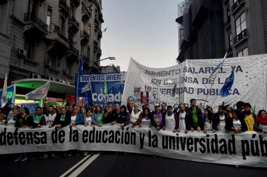 La comunidad educativa y la CGT marchan juntos a la Plaza de Mayo