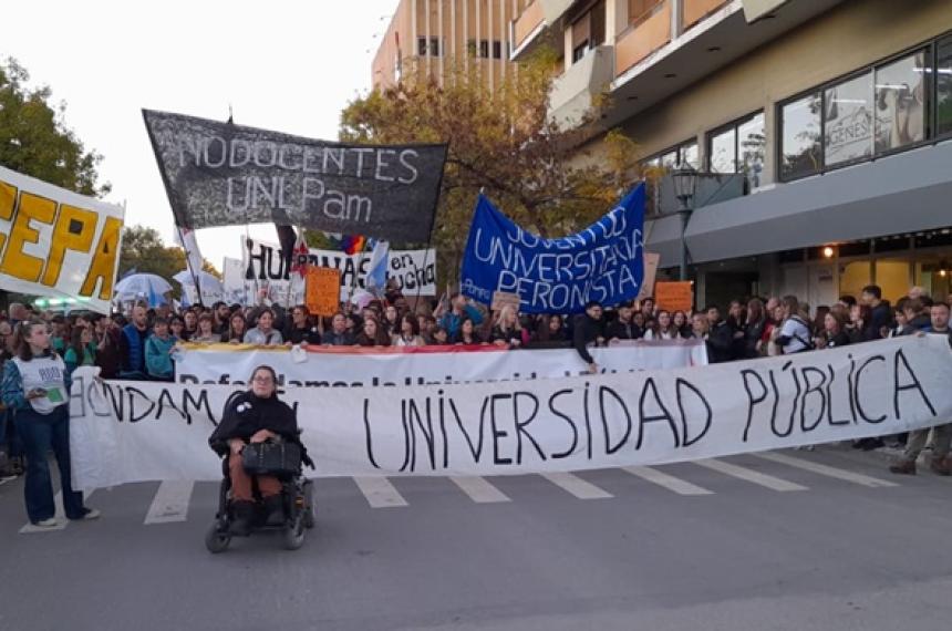 Una multitud acompantildea la marcha en defensa de la Universidad puacuteblica