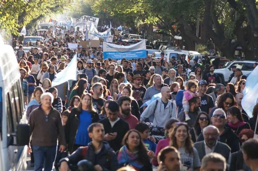 La marcha universitaria en Mendoza sumoacute a 40000 personas en defensa de la educacioacuten puacuteblica