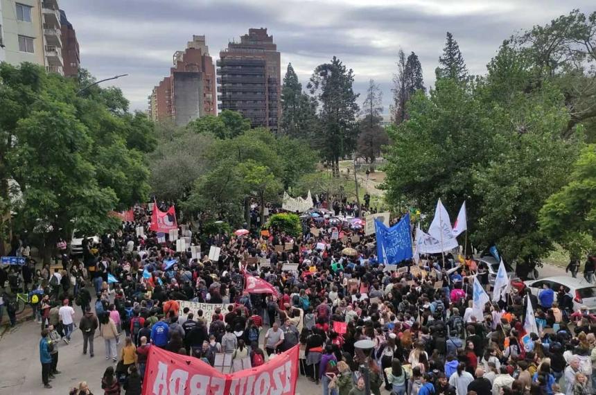 Histoacuterica marcha en Coacuterdoba en defensa de la educacioacuten y las universidades