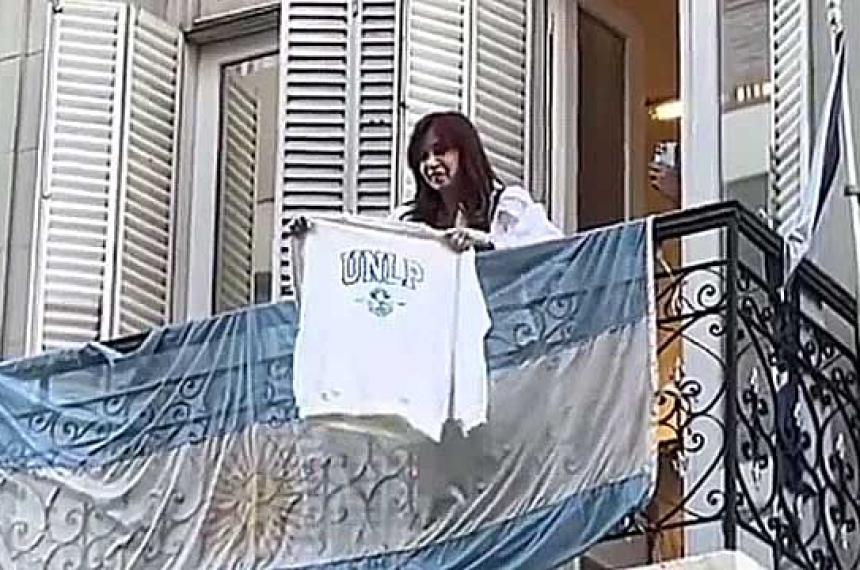 Marcha universitaria- Cristina Kirchner salioacute al balcoacuten y mostroacute un buzo