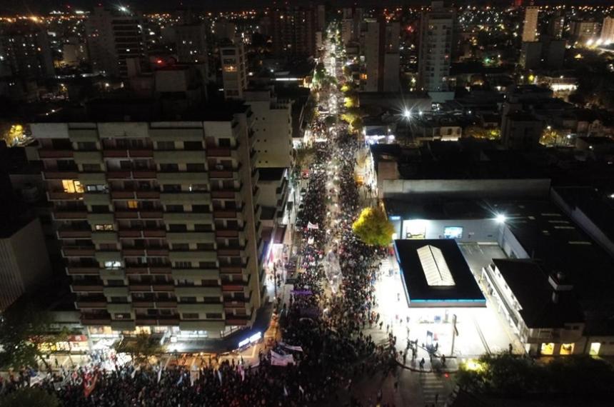 Una multitud acompantildeoacute la marcha en defensa de la Universidad puacuteblica