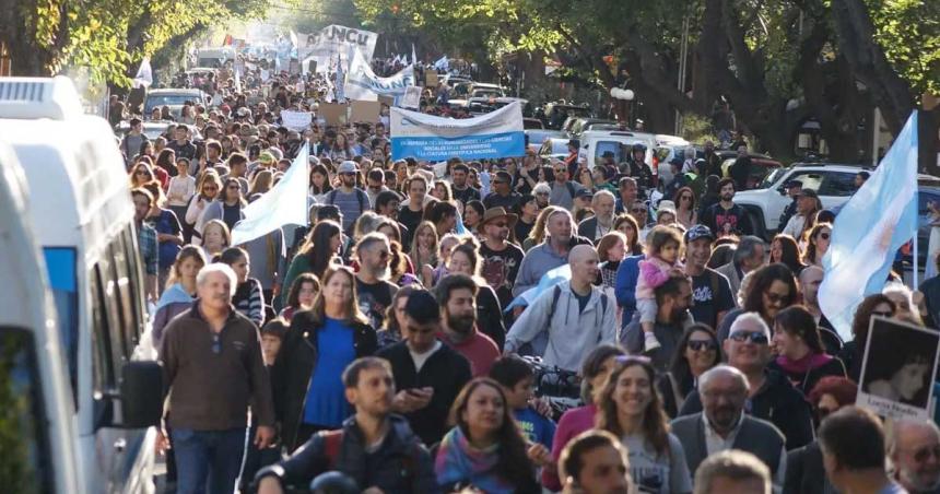 La marcha universitaria en Mendoza sumoacute a 40000 personas en defensa de la educacioacuten puacuteblica
