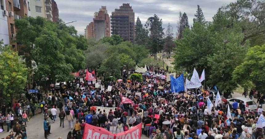 Histoacuterica marcha en Coacuterdoba en defensa de la educacioacuten y las universidades