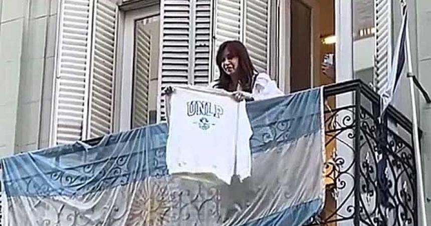 Marcha universitaria- Cristina Kirchner salioacute al balcoacuten y mostroacute un buzo