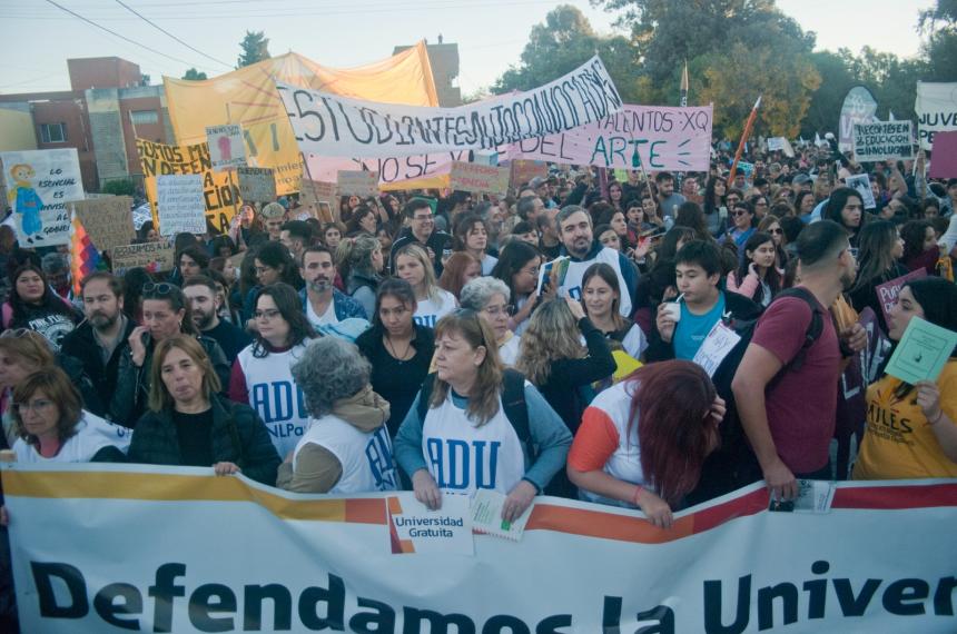 Imponente movilizacioacuten en defensa de la Universidad puacuteblica en General Pico