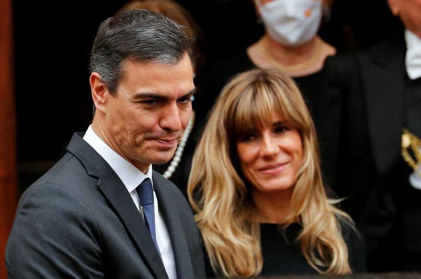 Pedro Saacutenchez podriacutea renunciar por denuncias contra su esposa