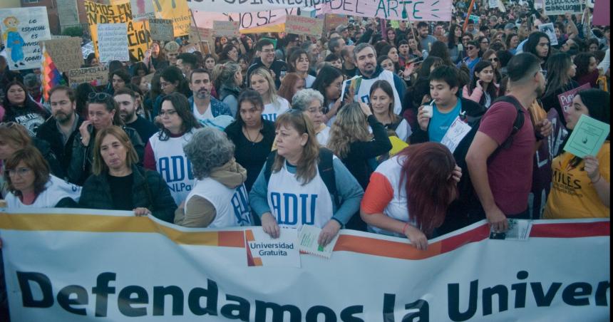 Imponente movilizacioacuten en defensa de la Universidad puacuteblica en General Pico