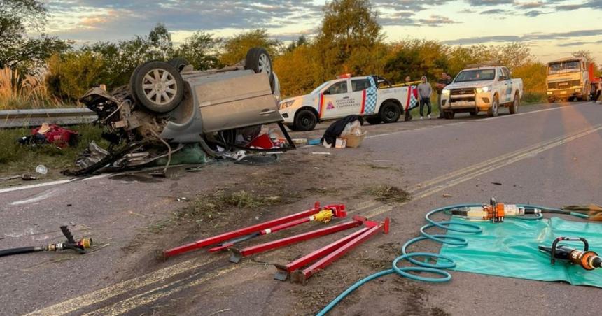 Murioacute un santarrosentildeo luego del choque entre un auto y un camioacuten