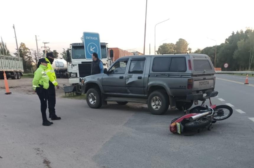 Una motociclista fracturada en un choque