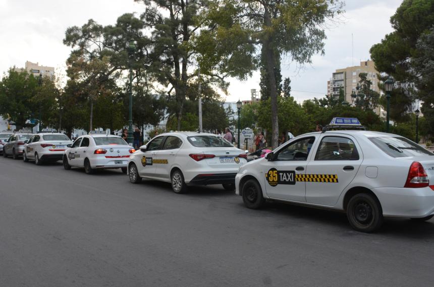 Taxistas admiten que el aumento es alto pero que solo alcanza para cubrir los costos del servicio