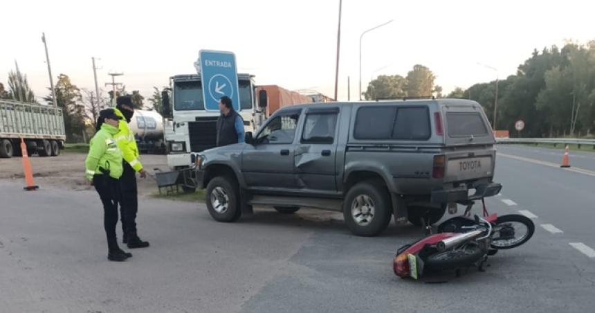 Una motociclista fracturada en un choque