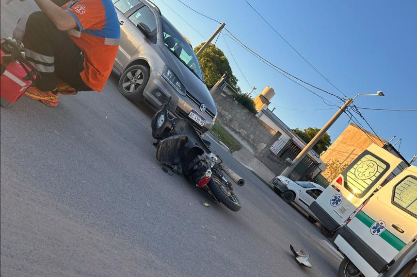 Dos motociclistas con varios golpes tras un choque