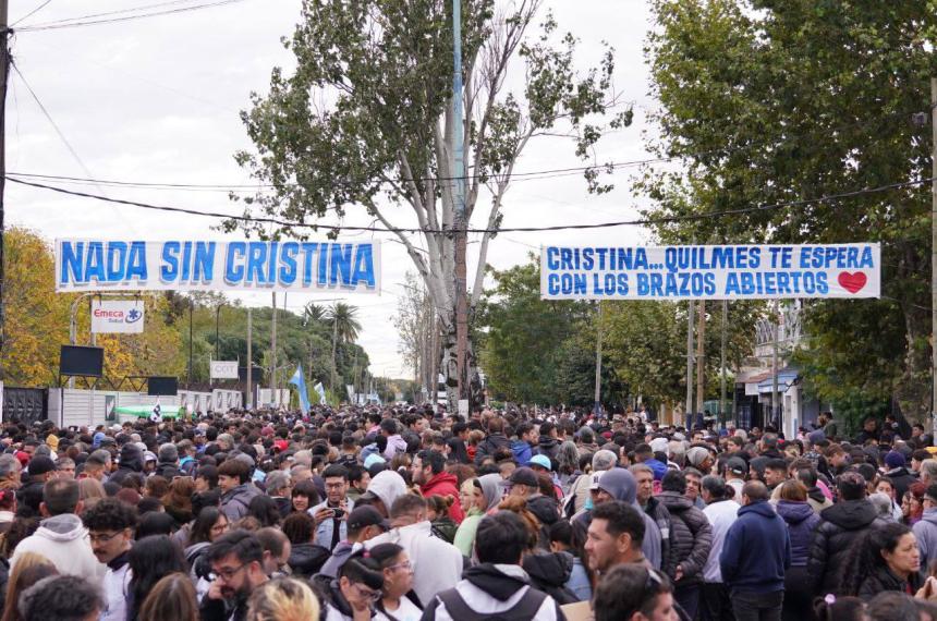 Expectativa por la reparicioacuten de Cristina en un acto en Quilmes
