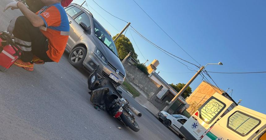 Dos motociclistas con varios golpes tras un choque