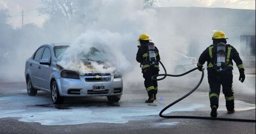 Un auto con serios dantildeos por un incendio en General Pico