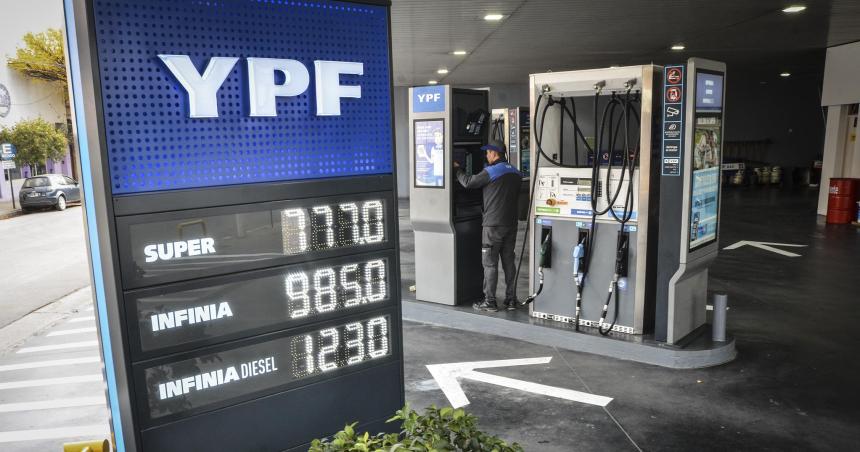 A pesar de las medidas del gobierno los combustibles aumentaron y el litro de Infinia se acerca a los 1000 pesos
