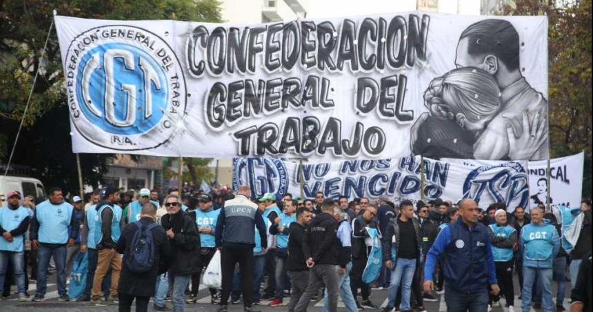 La CGT marchoacute con reclamos al Gobierno y ratificoacute el paro general del 9 de mayo