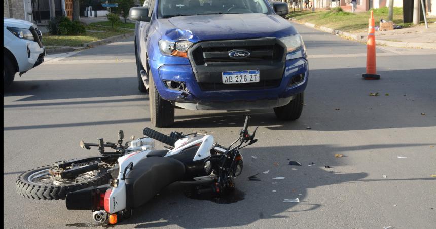 Santa Rosa- una moto embistioacute una camioneta