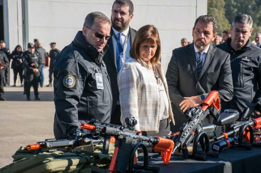 Patricia Bullrich presentoacute las nuevas armas no letales para la Policiacutea de Seguridad Aeroportuaria