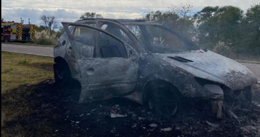 Un auto se incendioacute sobre la Ruta Provincial 1