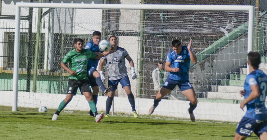 Ferro cortoacute la racha y sumoacute en casa