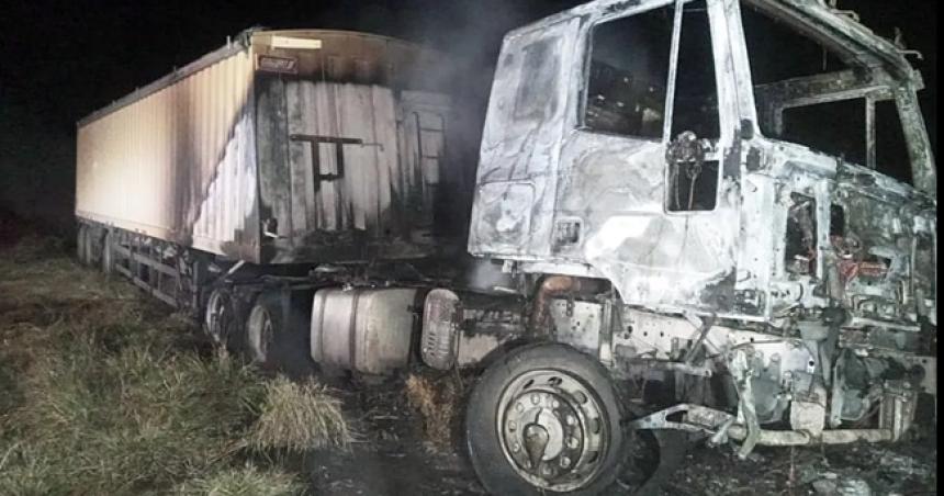Un camioacuten se incendioacute a la salida de un campo