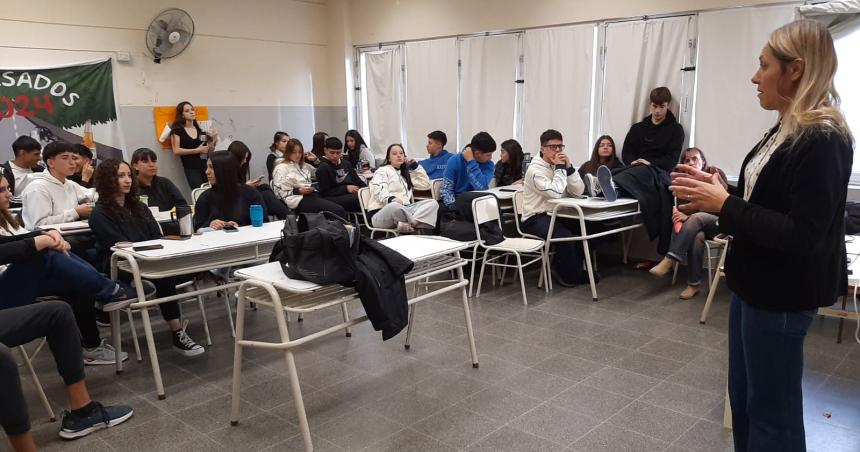 Charla en Colegio de Santa Rosa sobre el procedimiento penal juvenil