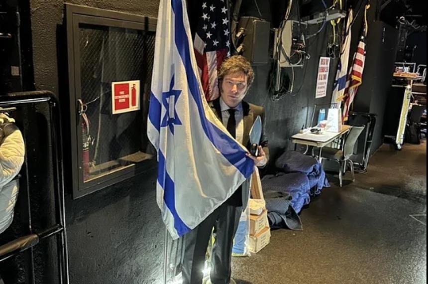 Milei se fotografioacute con una bandera de Israel antes de disertar en Los Aacutengeles