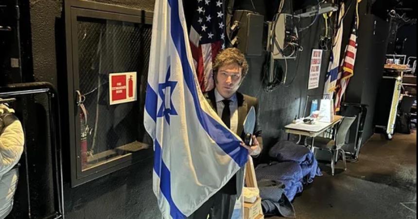 Milei se fotografioacute con una bandera de Israel antes de disertar en Los Aacutengeles