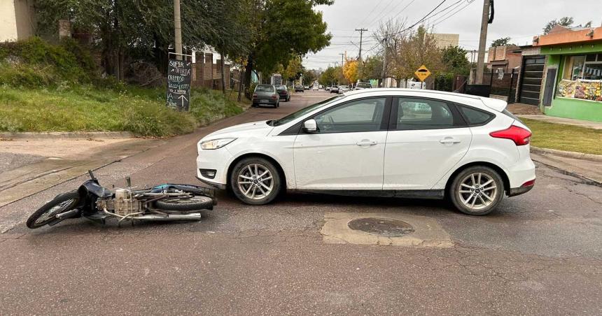 Motociclista embistioacute a un auto y resultoacute con heridas