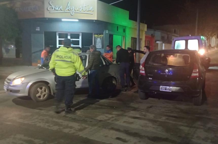 Tres pasajeros heridos por el choque de un taxi