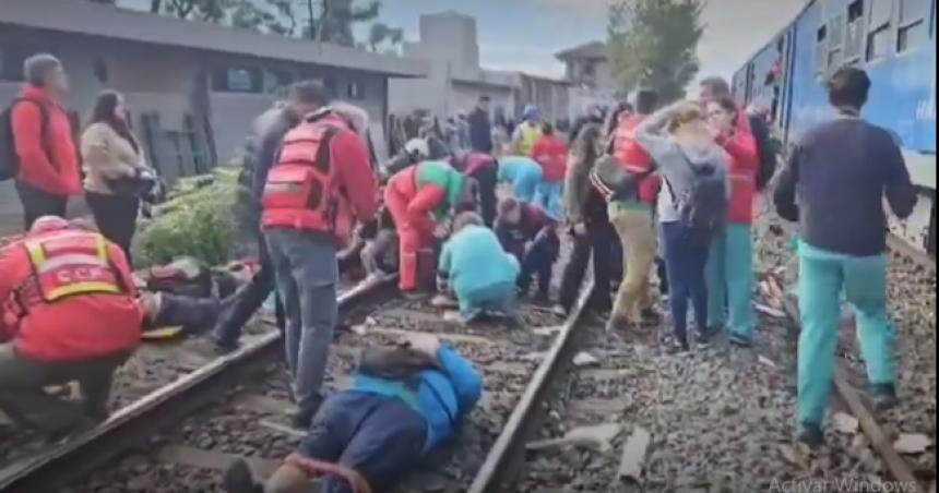 Un tren de la liacutenea San Martiacuten chocoacute con otra formacioacuten y descarriloacute