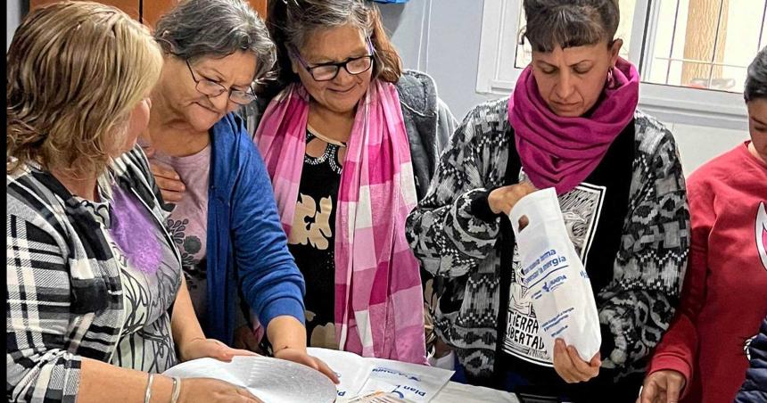 Encuentro de mujeres artesanas en el Diacutea de la Mineriacutea