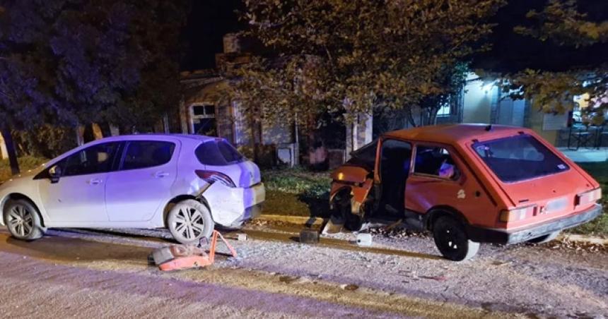 Se quedaron sin bateriacutea empujaron el auto pero chocaron un auto y un aacuterbol