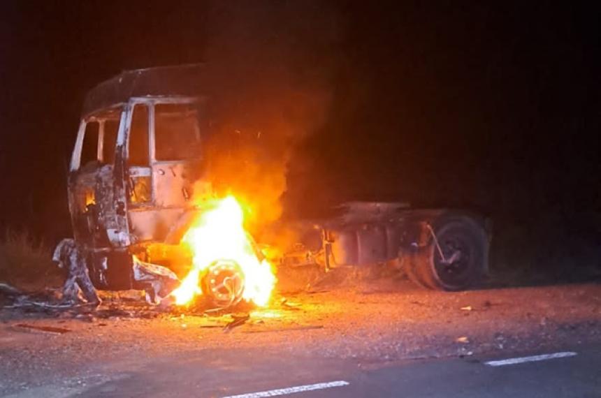 Un camioacuten se quemoacute por completo sobre la Ruta Nacional 151