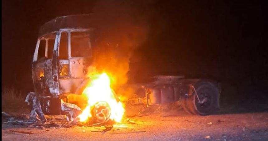 Un camioacuten se quemoacute por completo sobre la Ruta Nacional 151