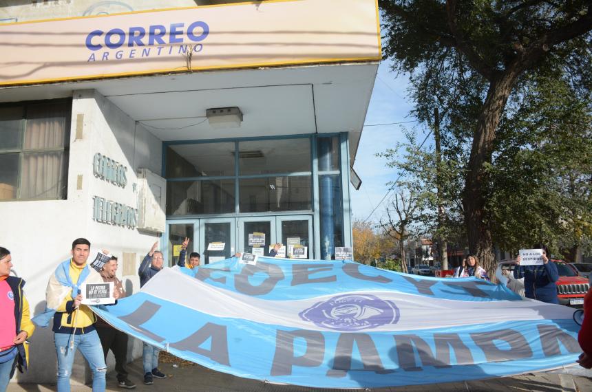 Un paso maacutes hacia la privatizacioacuten- tercerizaron el transporte del Correo Argentino