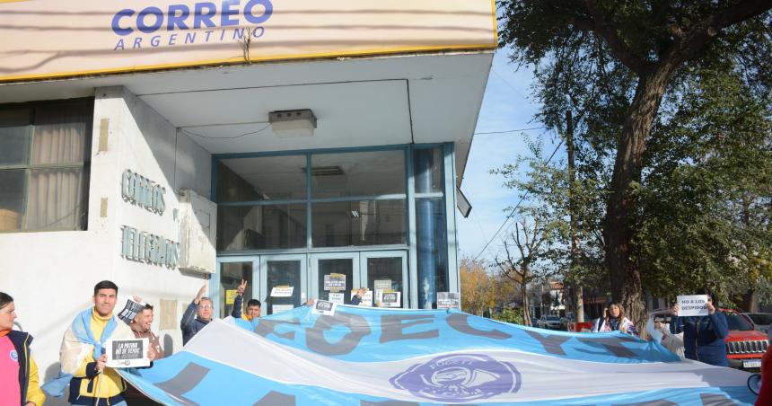 Un paso maacutes hacia la privatizacioacuten- tercerizaron el transporte del Correo Argentino
