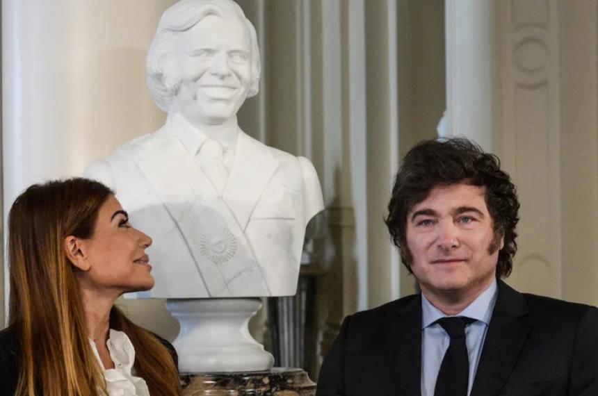 Entre laacutegrimas Milei inauguroacute el busto de Menem en Casa Rosada 