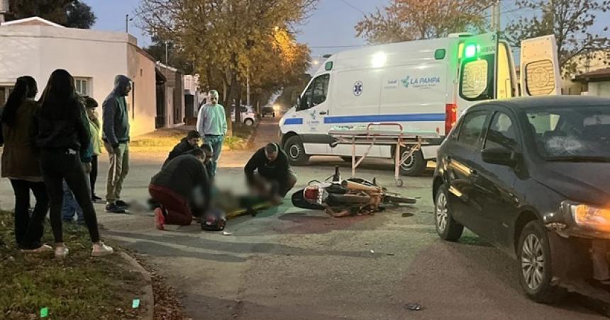 Dos joacutevenes hospitalizados por un choque en Realicoacute