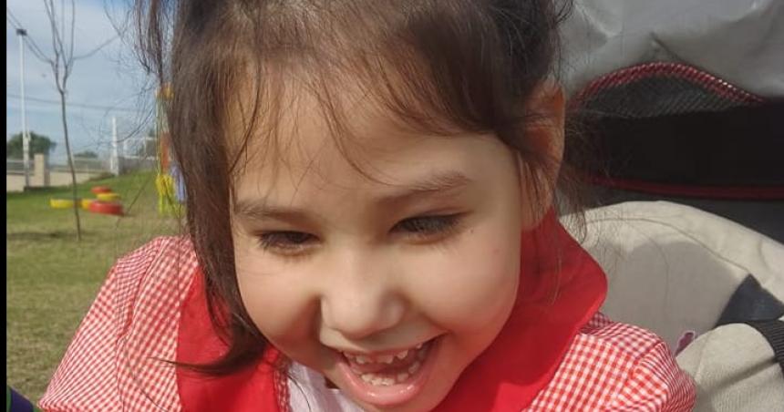 Lanzan una campantildea solidaria por Jana para comprar una costosa silla postural