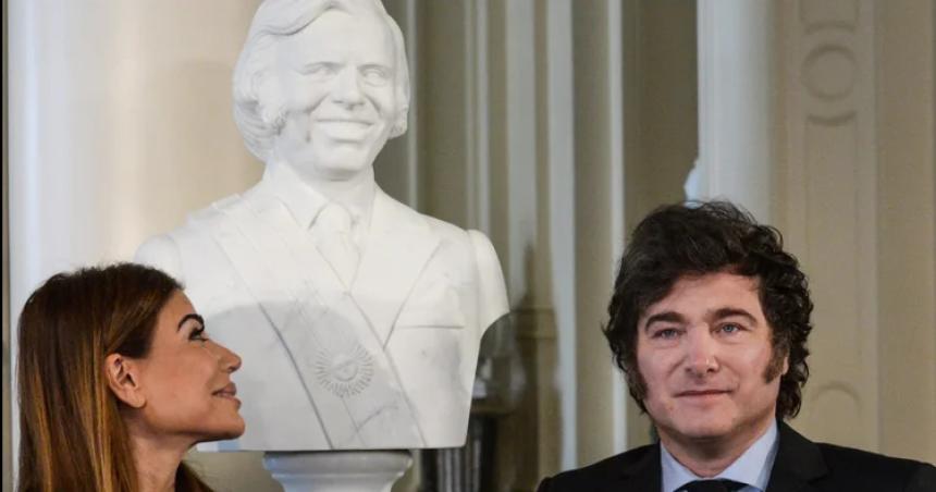 Entre laacutegrimas Milei inauguroacute el busto de Menem en Casa Rosada 